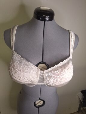 Cream/White Lace & Satin Underwired Unpadded Bra W/ Padded Shoulders Size 38 D